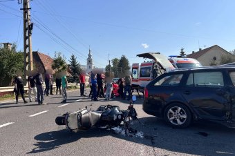 Személyautó és motorkerékpár ütközött Csíkkozmáson