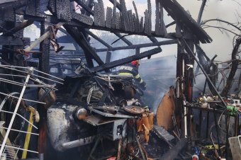 Lángok csaptak fel egy gyergyószentmiklósi raktárépületben