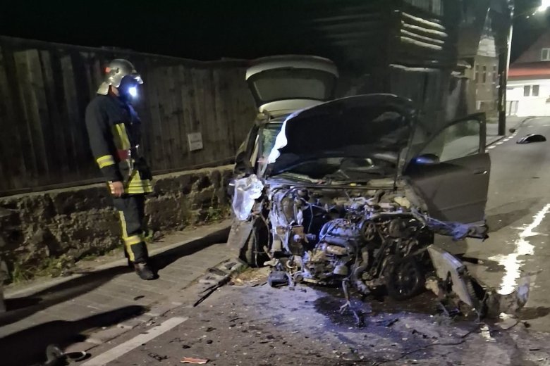 Egy autóroncs, egy megrongált ház és egy rejtély Szentegyházán: még az utas sem tudja, ki vezette a kocsit