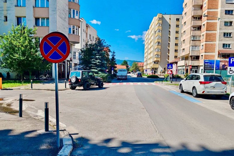 Megállni tilos táblákat helyeztek ki több csíkszeredai városrészen