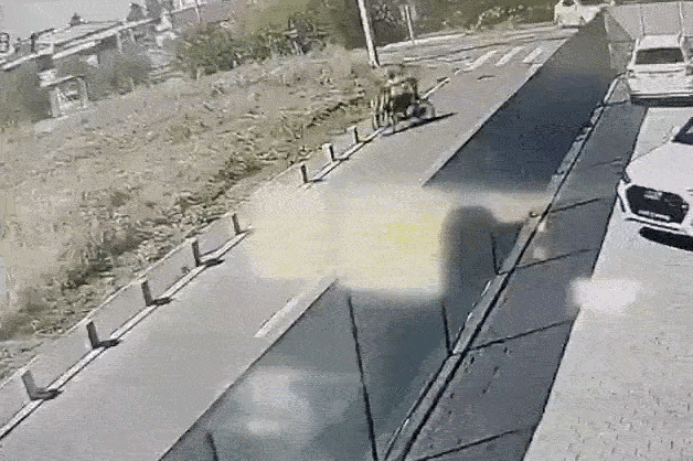 Kétszer is elesett a krosszmotorral, amikor menekült a rendőrök elől