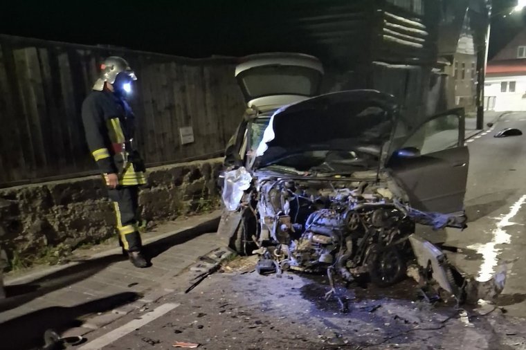 Egy autóroncs, egy megrongált ház és egy rejtély Szentegyházán: még az utas sem tudja, ki vezette a kocsit