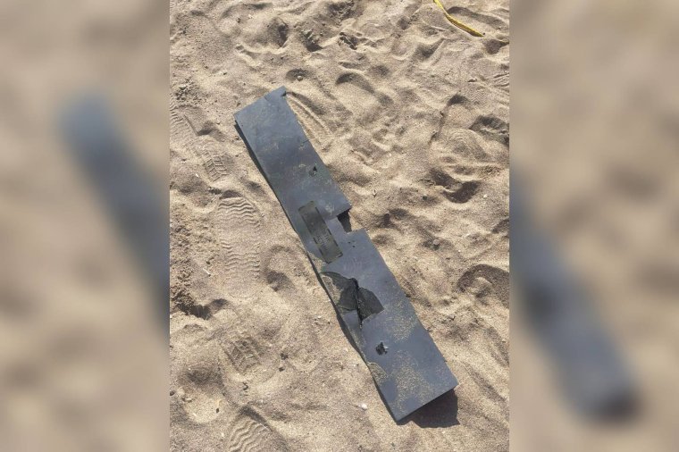 Egy turista emelte ki a vízből a dróndarabot a román tengerparton