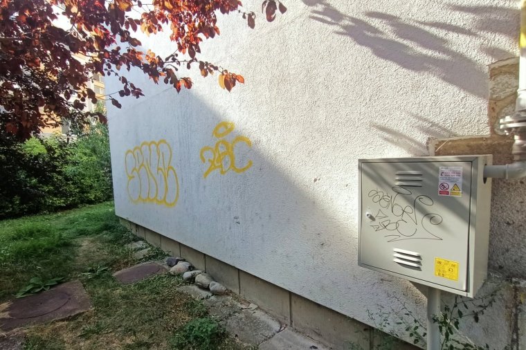 Apuval a rendőrségen: kamera rögzítette az új falfirkák kiskorú készítőit