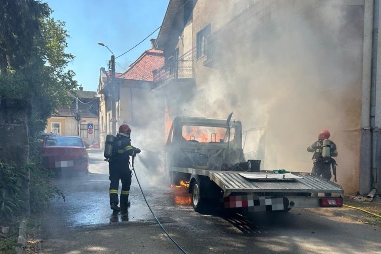 Teljesen kiégett egy kisteherautó Marosvásárhelyen, egy ember megsérült