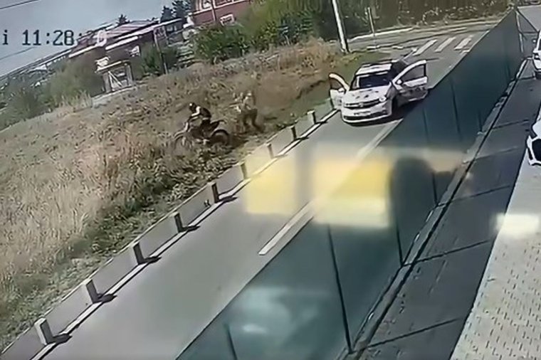 Kétszer is elesett a krosszmotorral, amikor menekült a rendőrök elől – videó