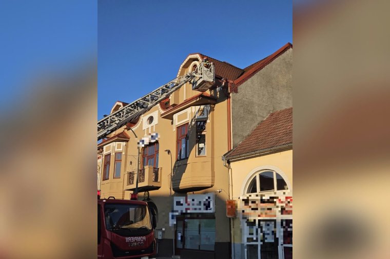 Háztetőről hoztak le egy macskát a szászrégeni tűzoltók