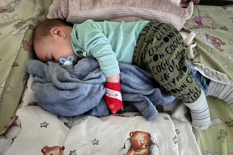Vesebeteg csíkszeredai kisfiú műtéteire gyűjtenek