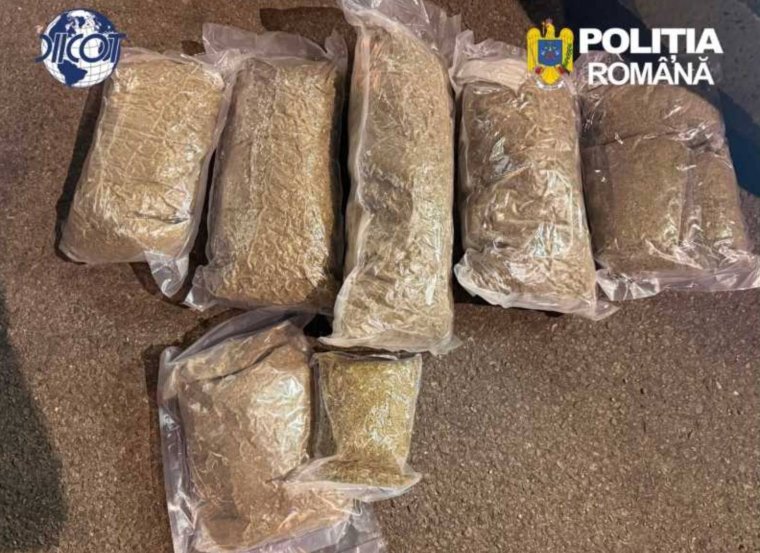 Öt kilogramm kanabisszal kaptak el három fiatalembert