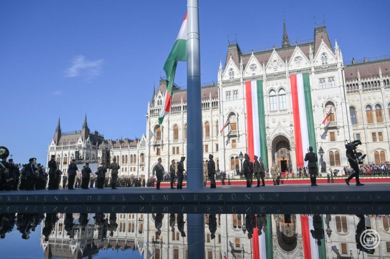 Augusztus 20.: felvonták a nemzeti lobogót az Országház előtt