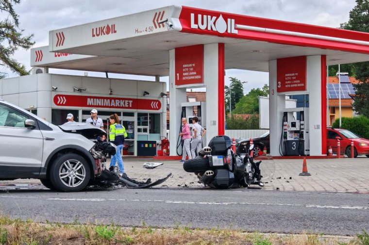 Autó és motorkerékpár ütközött Csíkszereda zsögödi kijáratánál, a motorost kórházba szállították