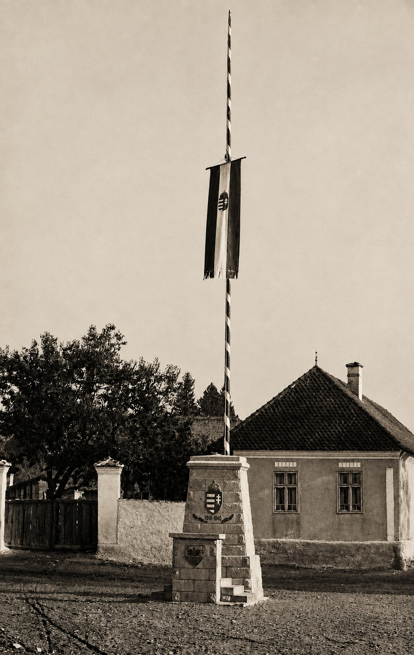 A bodoki országzászló-talapzat 1943-ban. Átvészelte a kommunizmus viharait