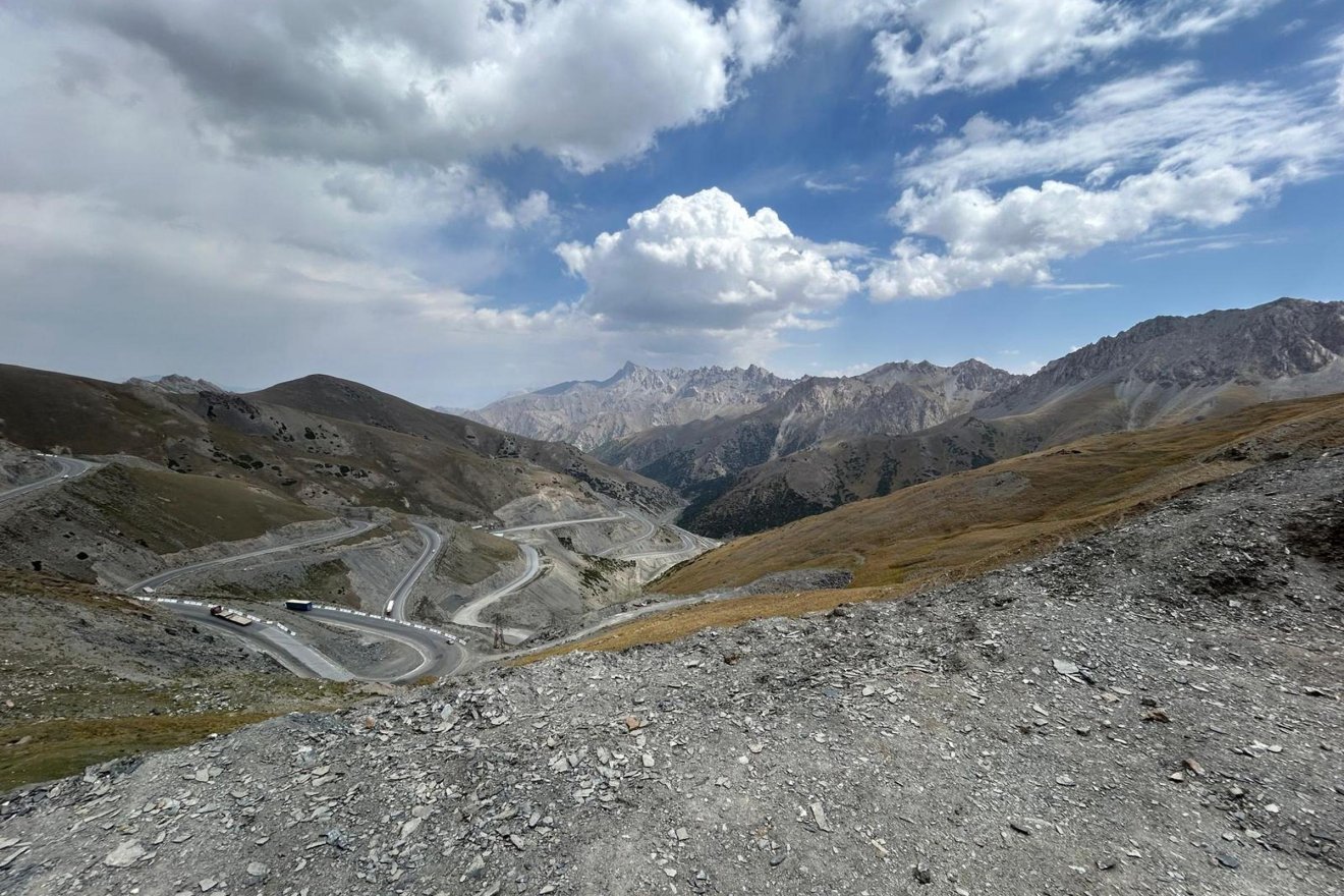 A kirgizisztáni Taldyk-hágó (3615 m) szerpentinjei