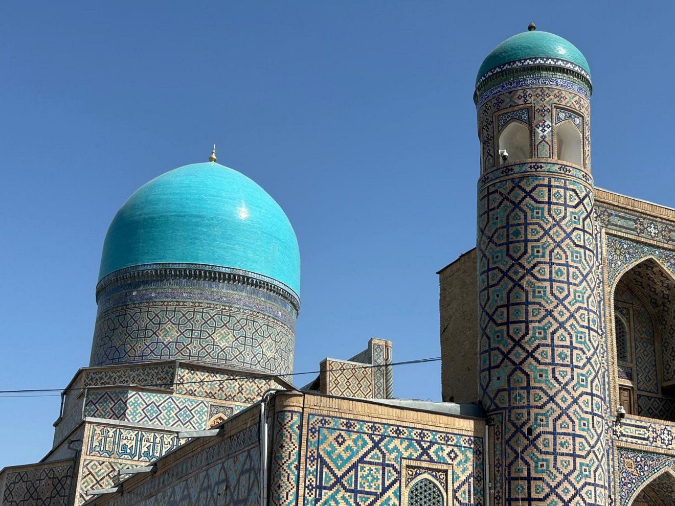 A Bibi-Hanum mecset (Bibi-Khanym Mosque) Timur Lenk uralkodása alatt, 1399–1405 között épült, Szamarkand egyik legfontosabb műemléke