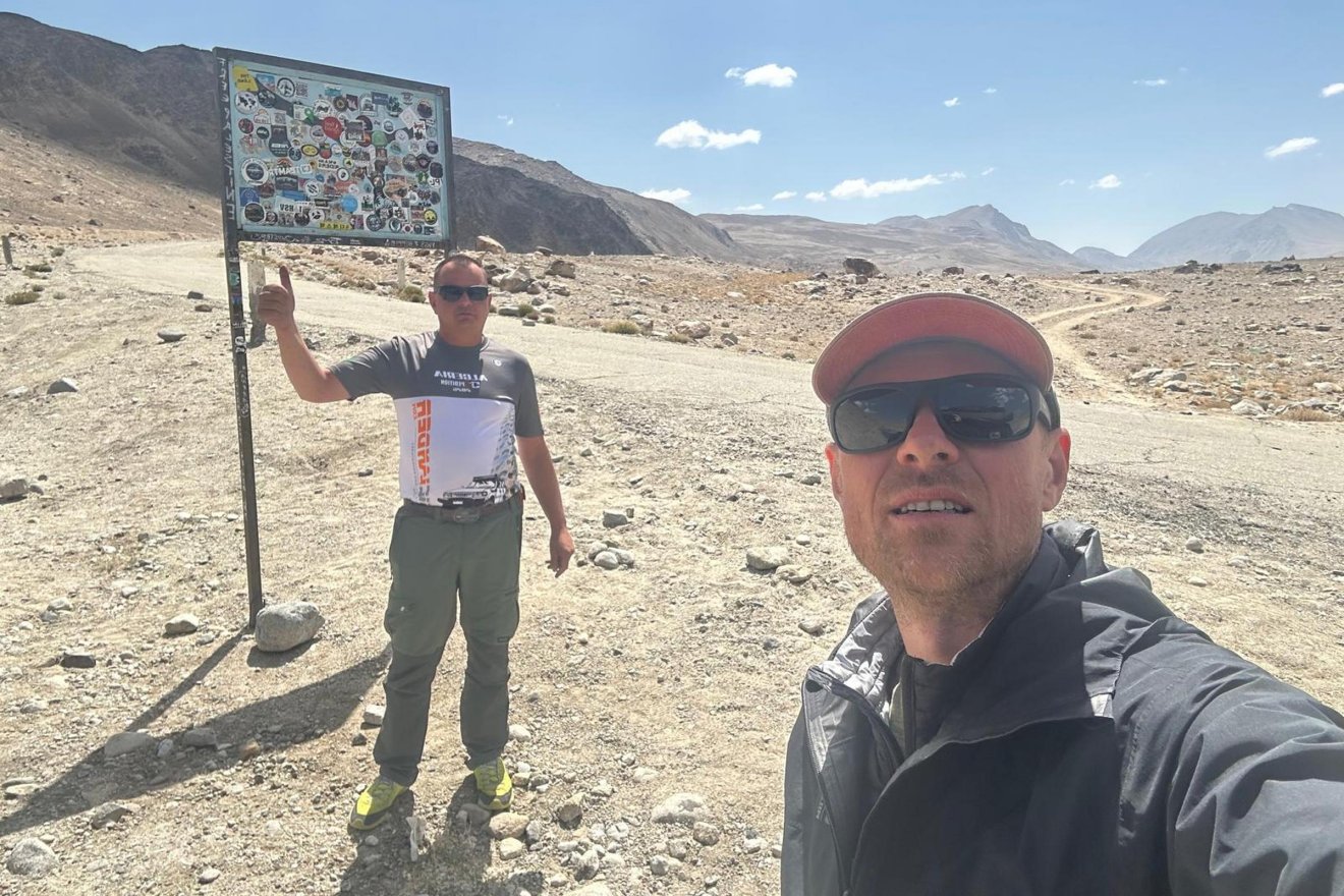 Az Ak-Baital-hágó, az M41 Pamir Highway legmagasabb pontja (4655 m)