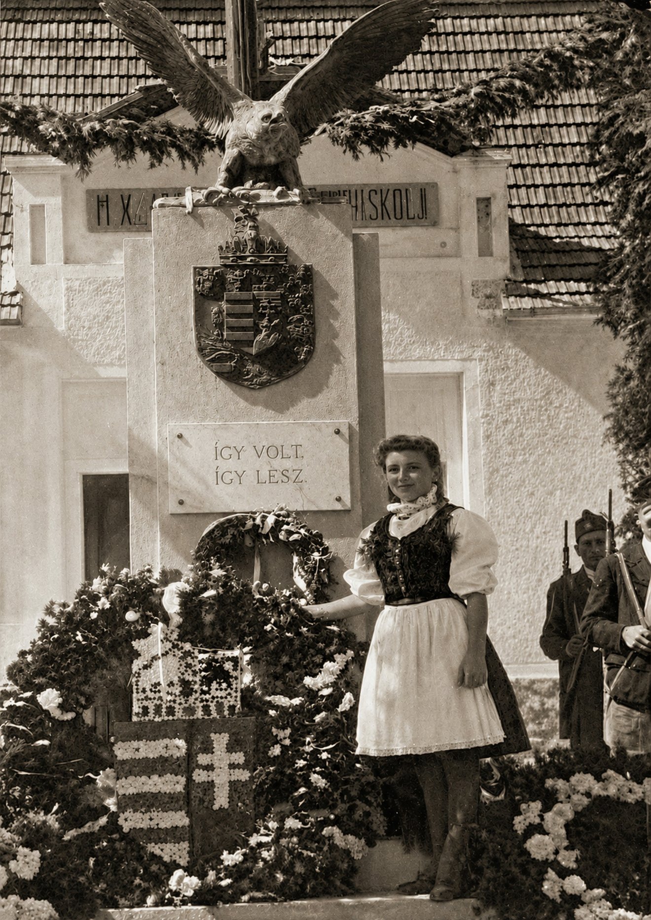 Sepsibükszádon 1943. szeptember 8-án avatták fel az országzászlót. Már akkor turul került a talapzatára