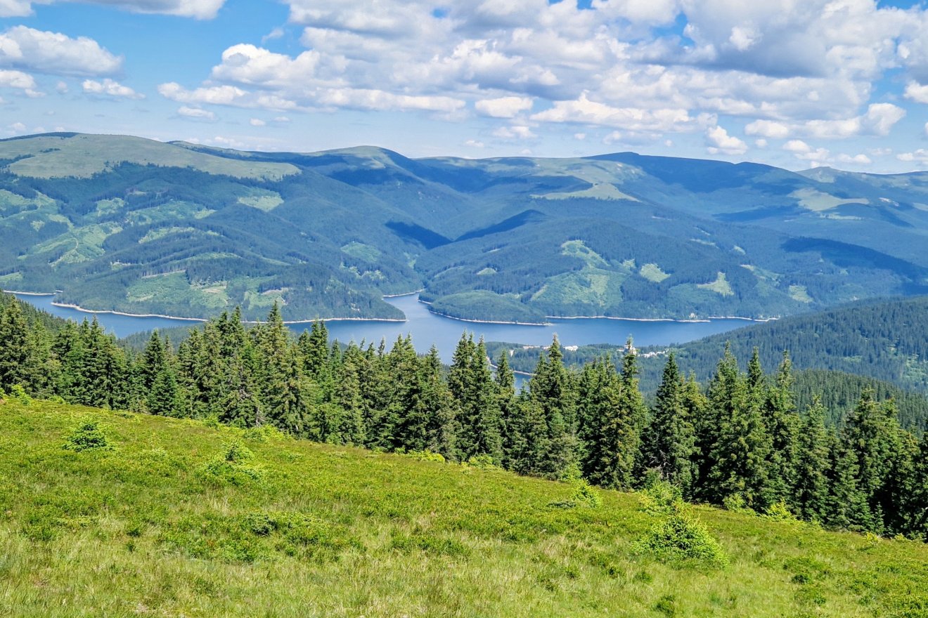 Az ideig a Vidra-tó is látható