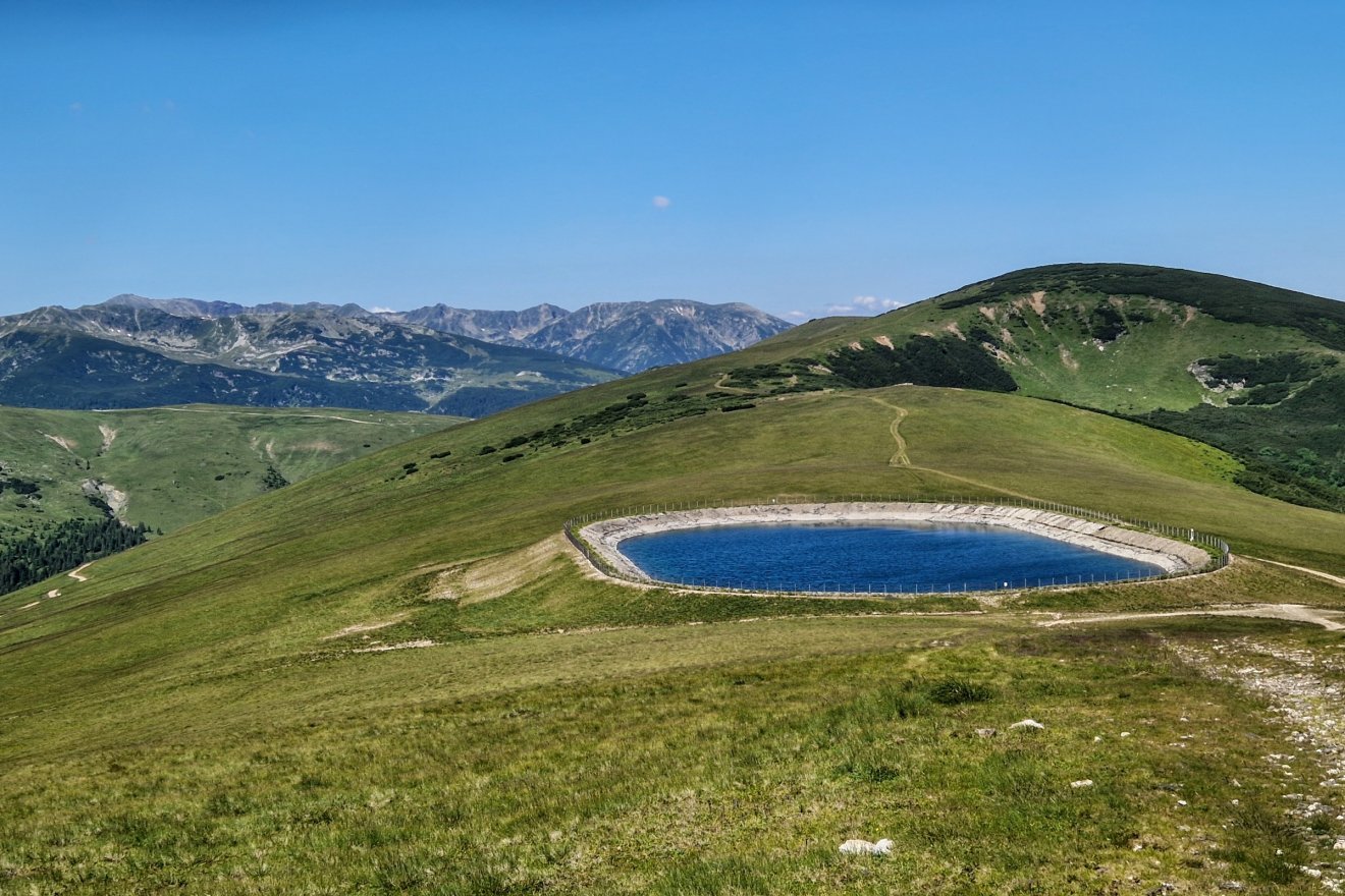 Ez a mesterséges tó a Transalpina Ski Resort (Ski Vidra) síközpont műhórendszerét látja el vízzel