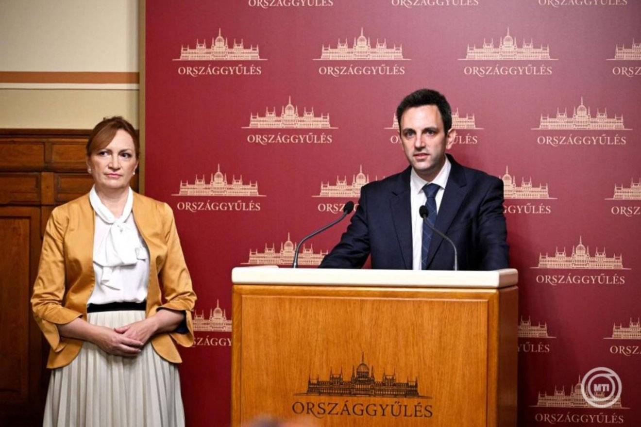 Bujdosó Andrea a Tisza frakcióvezetője és Melléthei-Barna Márton parlamenti képviselő. Szombaton derül ki, hogy kit jelöl a párt az államfői tisztségre • Fotó: Hegedüs Róbert/MTI