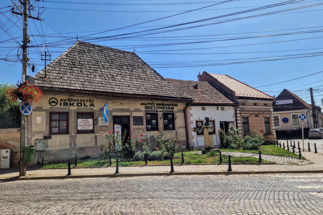 Ma így néz ki az épület kívülről