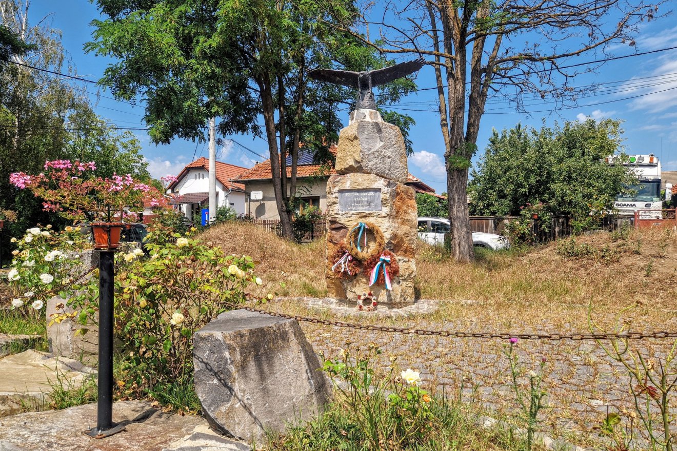 Árkoson hármas halmon kapott helyet