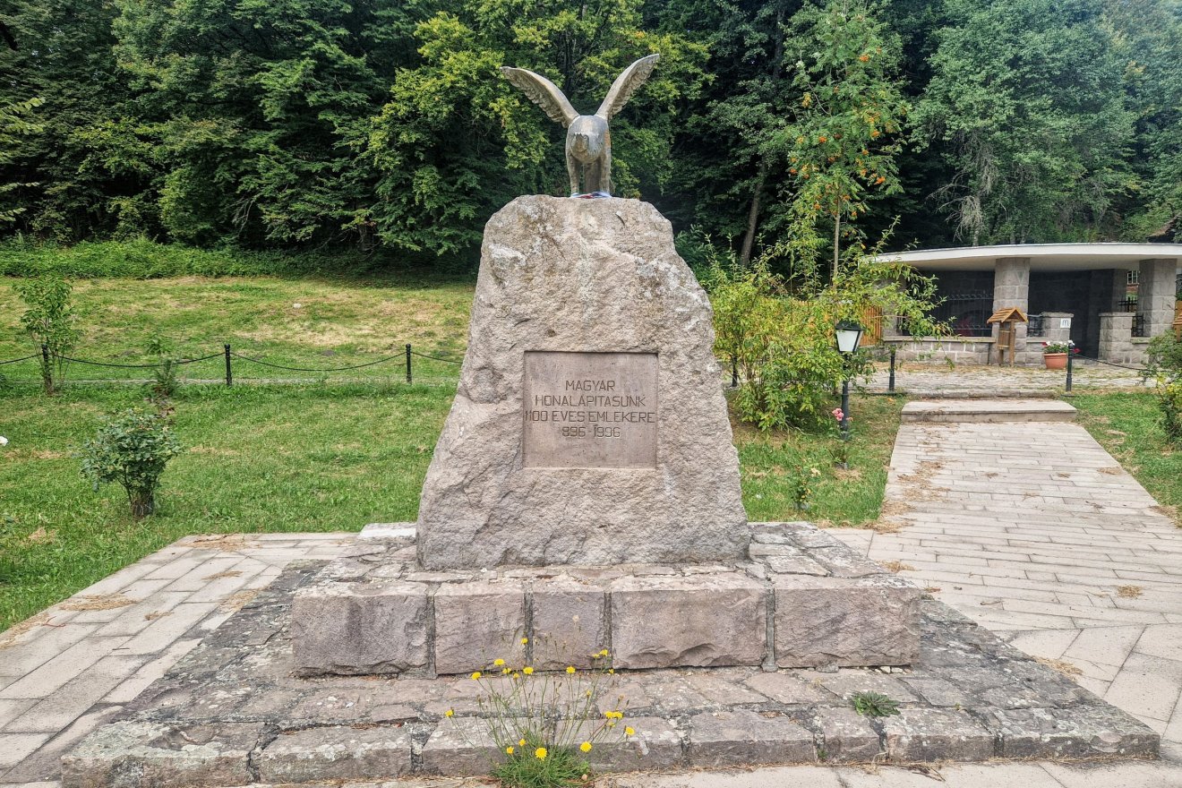 A turulus emlékmű az egykori talapzat közelében áll
