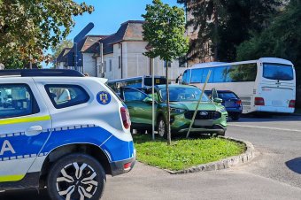 Felhajtott a zöldövezetre, oszlopnak ütközött egy sofőr Csíkszeredában