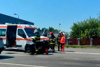 Mentőautó és személygépkocsi ütközött, öten megsérültek