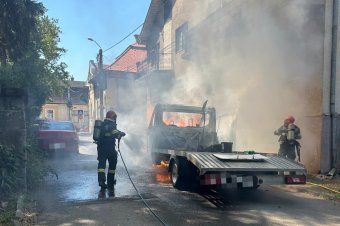 Teljesen kiégett egy kisteherautó Marosvásárhelyen, egy ember megsérült