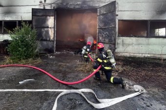 Meggyulladt a hulladék egy marosludasi újrahasznosító csarnokban