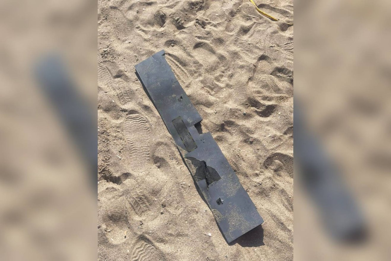 Egy turista emelte ki a vízből a dróndarabot a román tengerparton