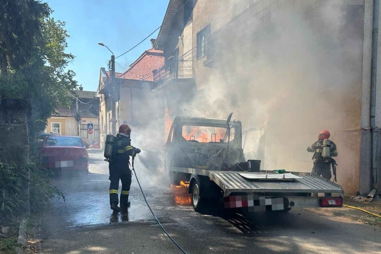 Teljesen kiégett egy kisteherautó Marosvásárhelyen, egy ember megsérült