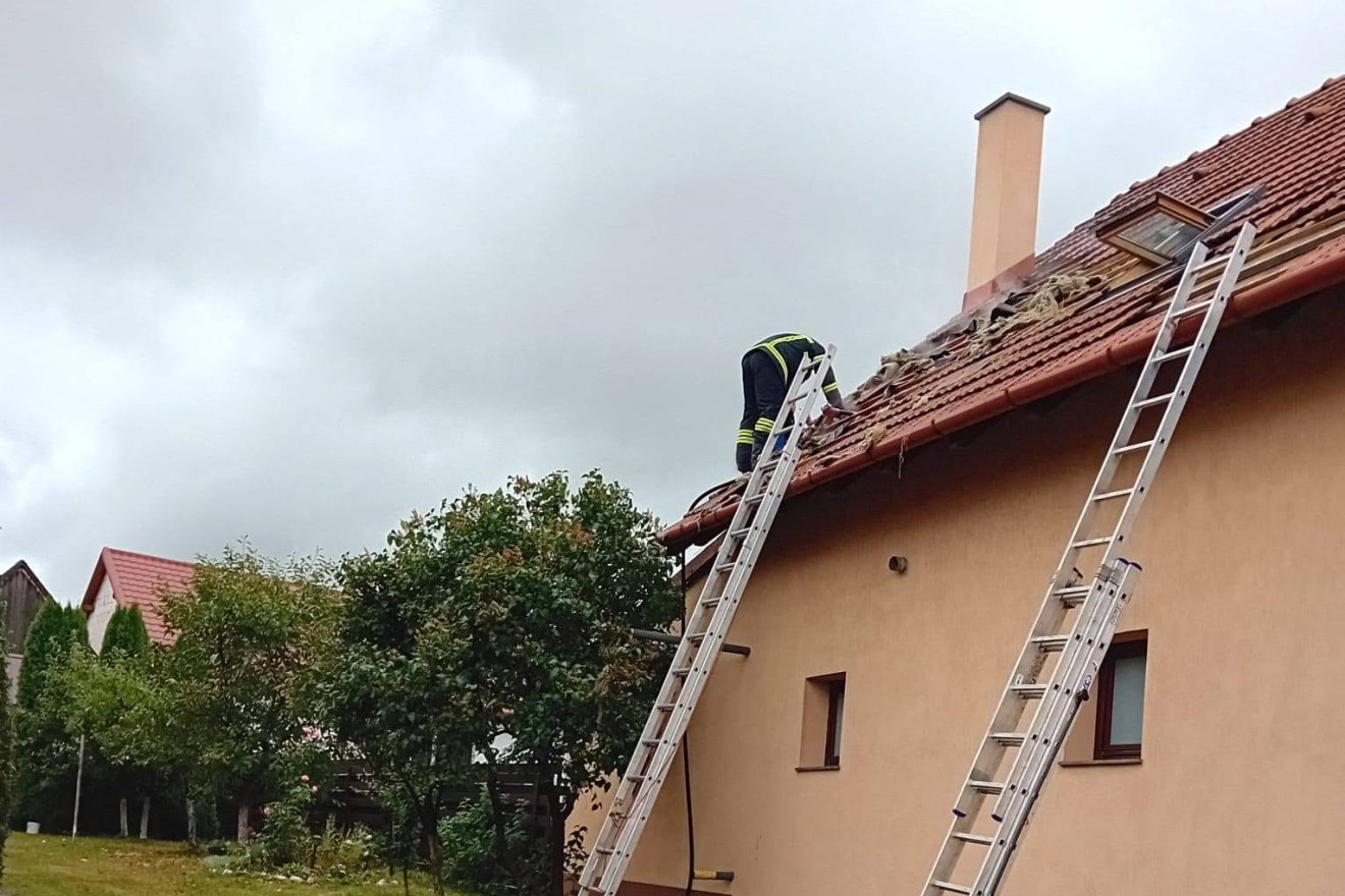 A tető megbontásával tudtak bemenni és megmenteni a villámsújtott lakóházat