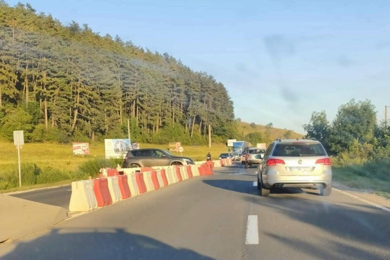 Sávelválasztónak ütközött egy autó Csíkszereda kijáratánál