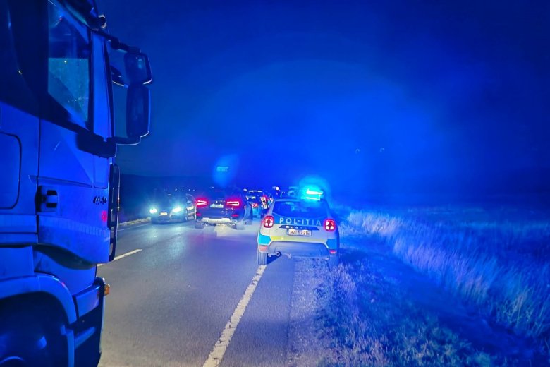 Baleset történt Sósrétnél, egy autó felborult a mezőn
