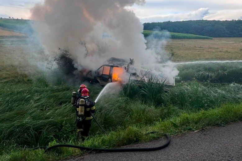 Ketten megsérültek egy kigyulladt kisteherautóban