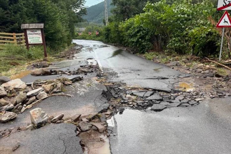 Elmosta az aszfaltot a nagy mennyiségű esővíz Székelyvarságon