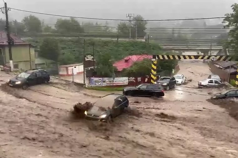 Villámárvíz öntötte el Bușteni-t, autókat sodort el az ár – videókkal