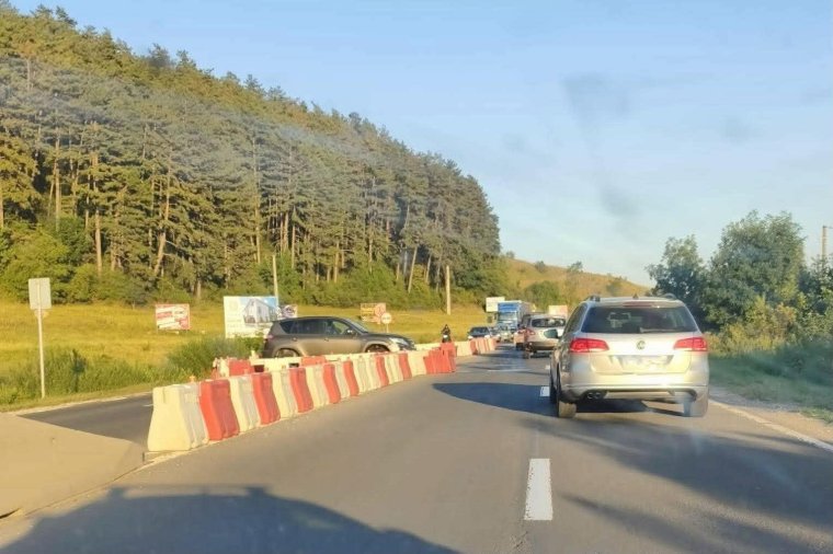 Sávelválasztónak ütközött egy autó Csíkszereda kijáratánál