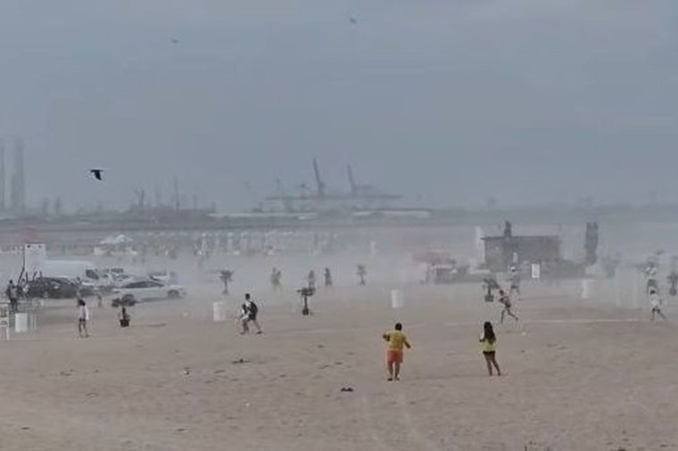 Sietősen távoztak a strandolók, amikor jött a homokvihar a román tengerparton – videóval