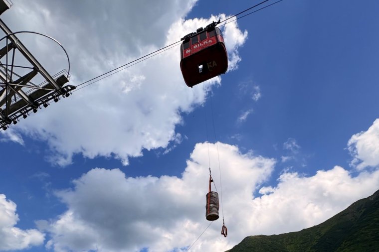 Tizennyolc turista rekedt a felvonóban a Bilea-tónál – videóval