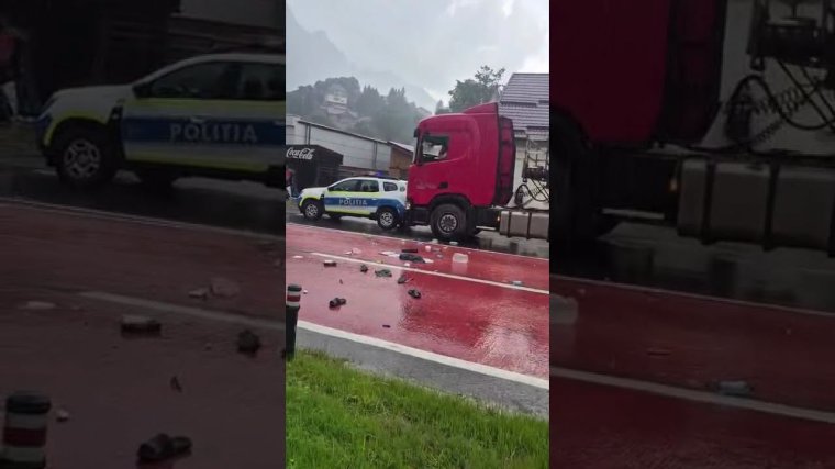 Rendőrautónak ütközött, majd bezárkózott a fülkébe egy kamionsofőr – videóval