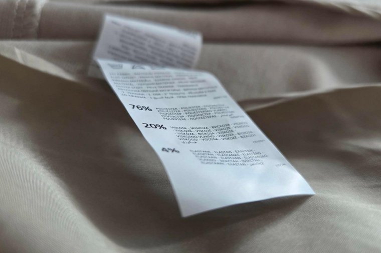 Hazugság is beleszőve: a címkéken feltüntetett összetétel nem egyezik meg a felhasznált anyagokkal
