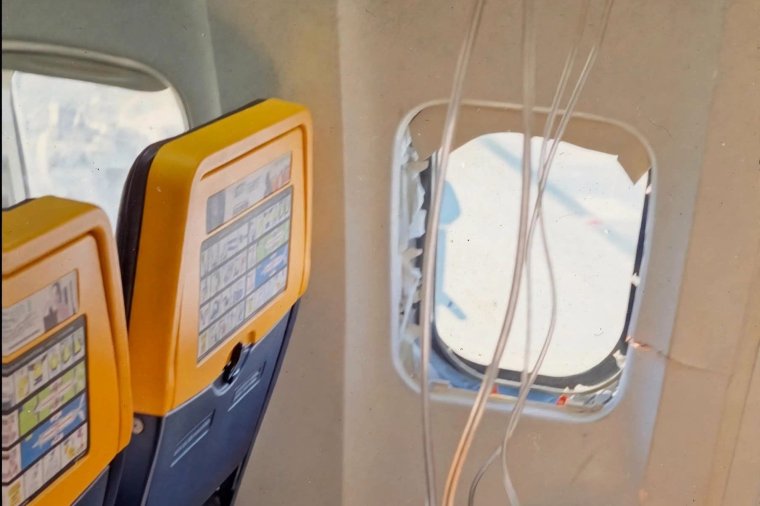Betört egy ablak a Ryanair egyik járatán, a kialakuló nyomáskülönbség részben kirántotta az ablak mellett ülő utast