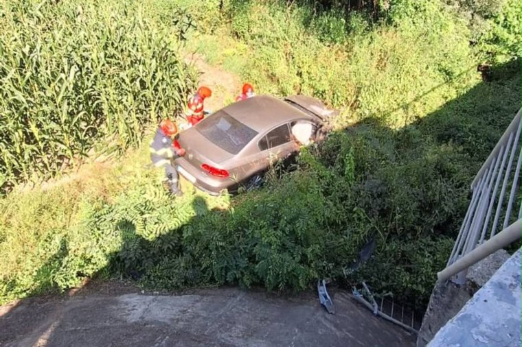 Lesodródott az úttestről egy autó, egy ember a roncsok közé szorult