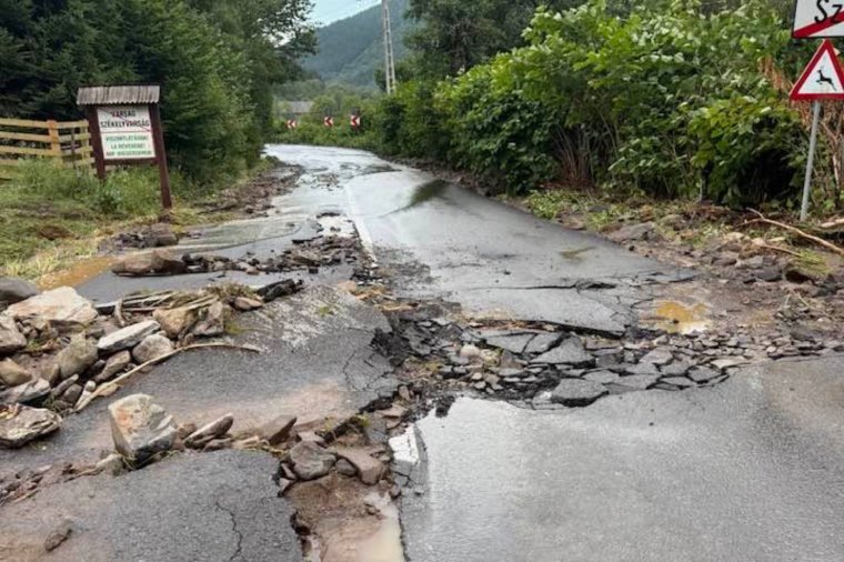 Elmosta az aszfaltot a nagy mennyiségű esővíz Székelyvarságon