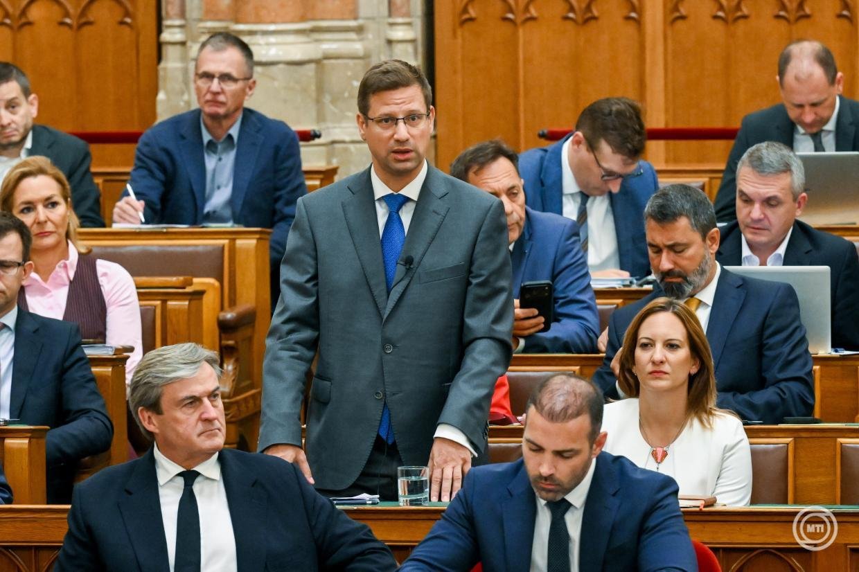 A Fidesz 44 fős frakcióját vezette Gulyás Gergely • Fotó: MTI/Bruzák Noémi