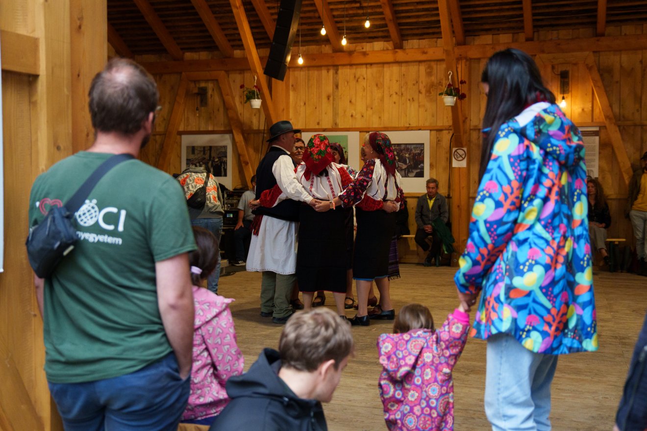 Tánc, csángó, Tusványos, Kriza János csűr