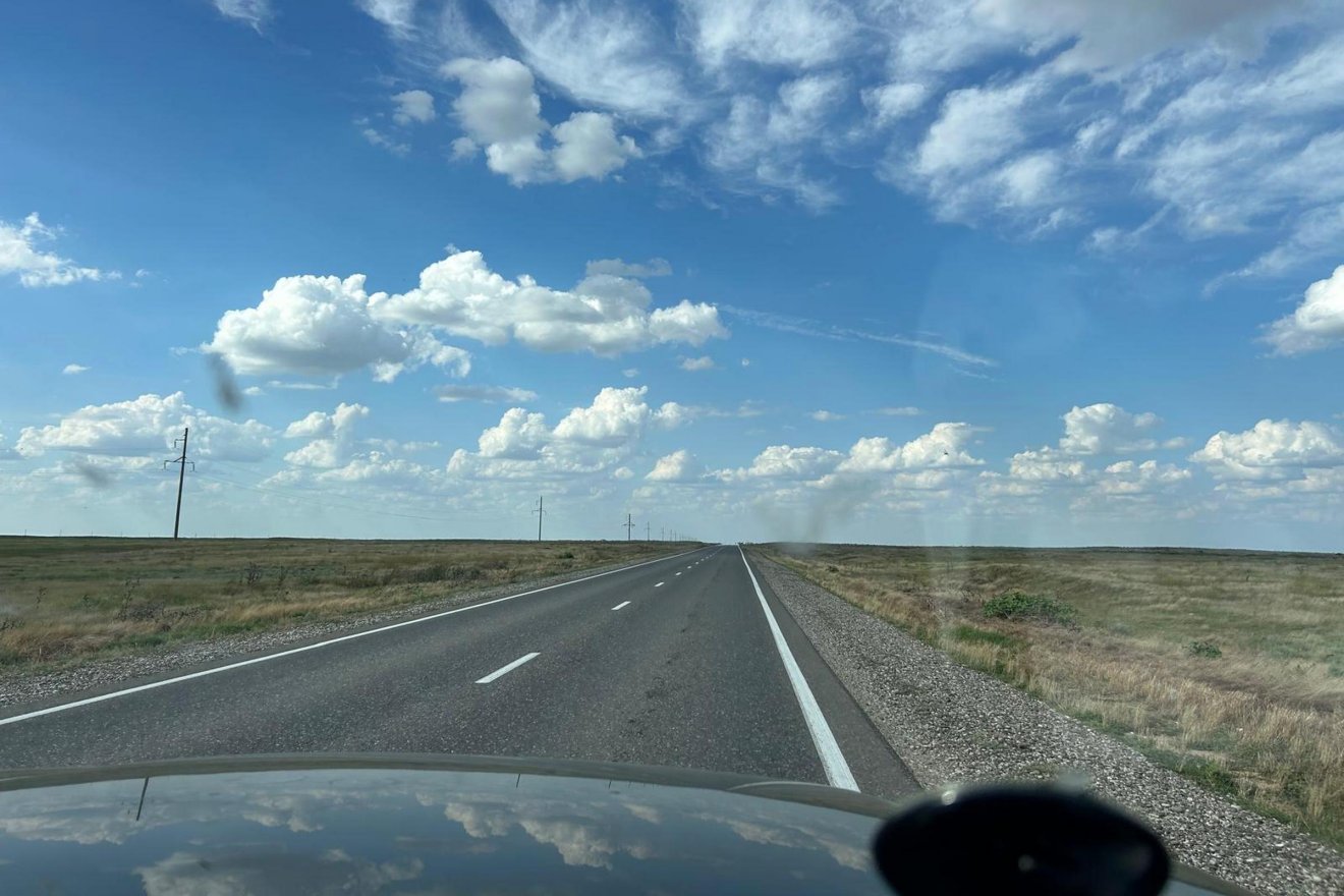 Kazahsztán végtelen sztyeppéje a Land Cruiserből