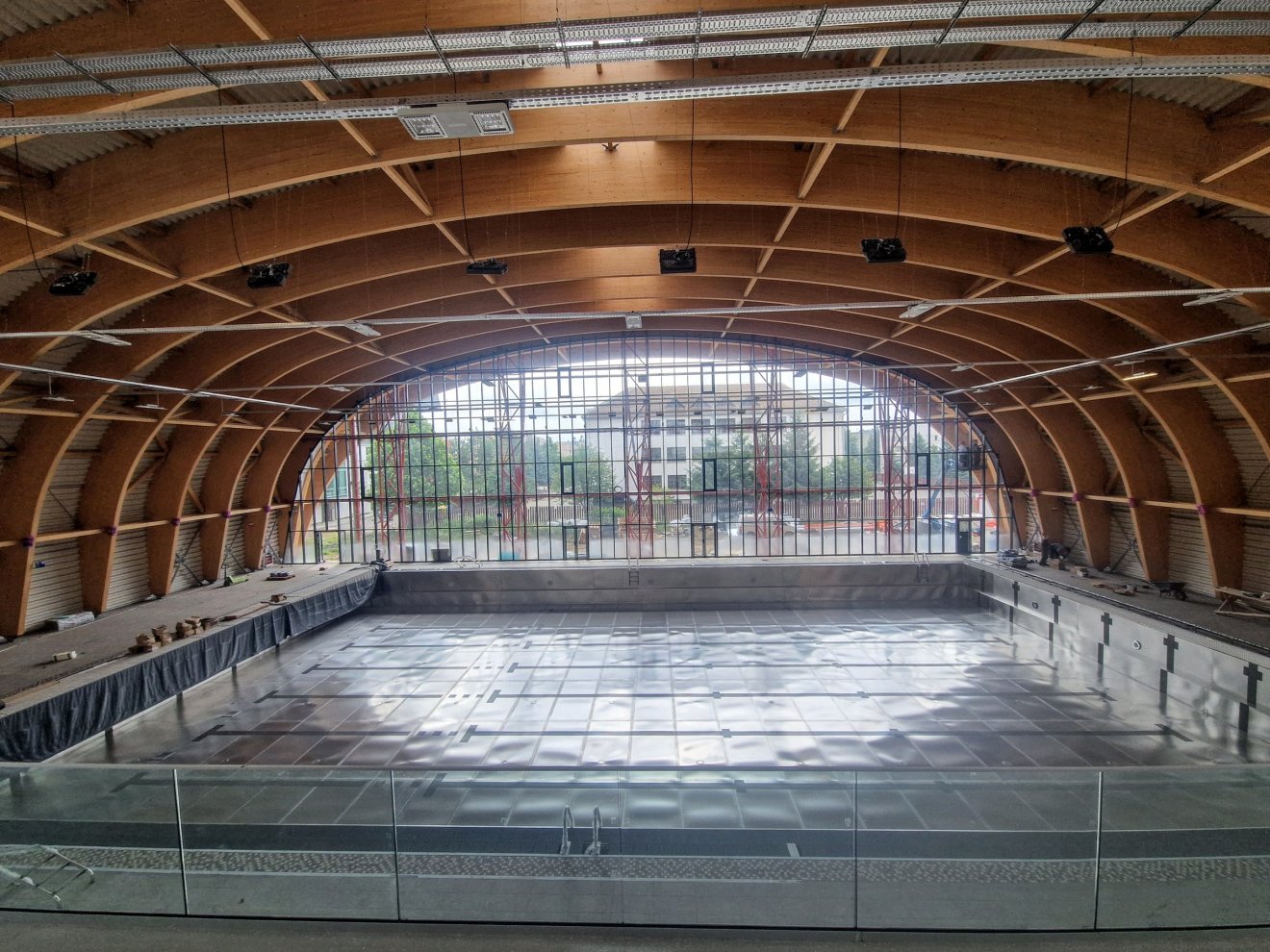 A vízmelegítéshez szükséges energiát napelemek révén nyerik